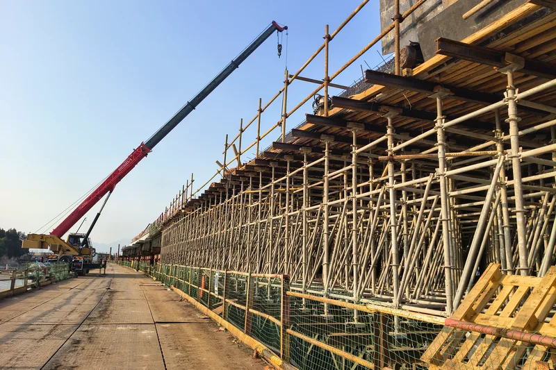 Ringlock falsework along the bridge deck edge