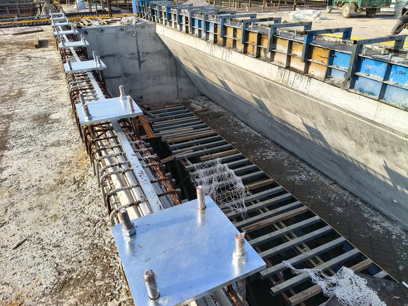 Rebar and kerb detail at the deck edge